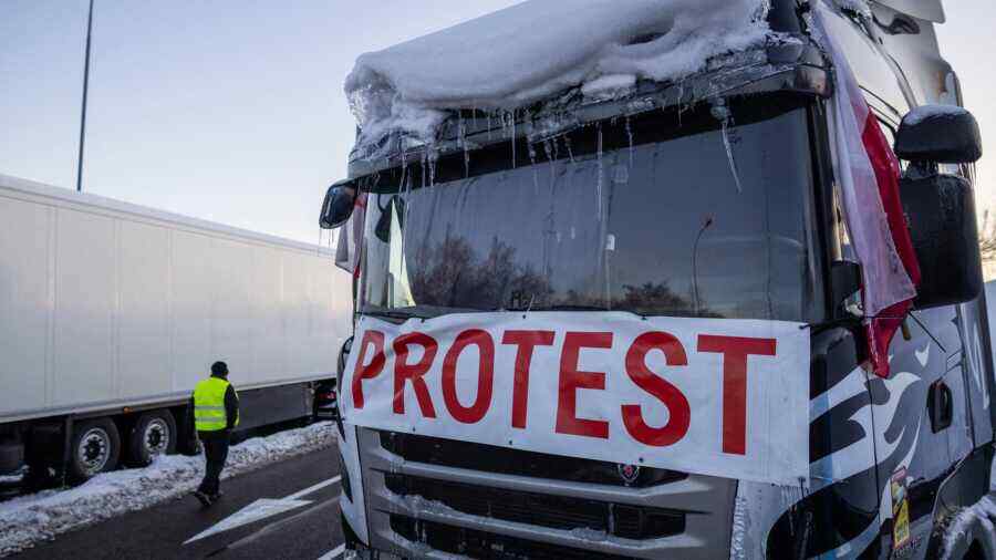 Ukrainian troops not receiving supplies due to protests on Polish border - media