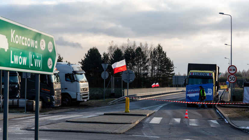 About 2,000 lorries are blocked at the border between Ukraine and Poland