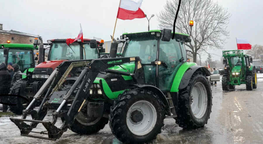 Polish farmers blocked the border with Lithuania over the import of Ukrainian grain