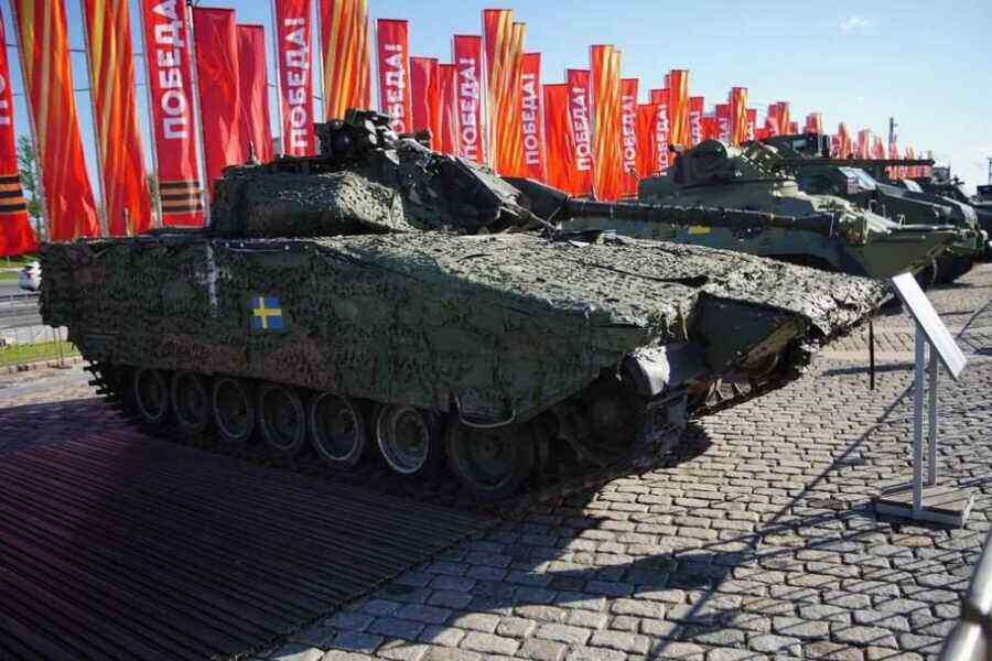 An exhibition of trophy weapons and military equipment was opened in Victory Park in Moscow